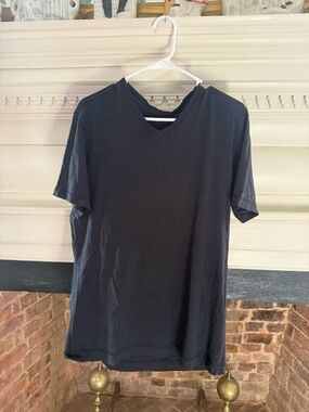 Lululemon Shirt Mens Large Black  Fundamental Tee V-Neck Stretch Athleisure Gym